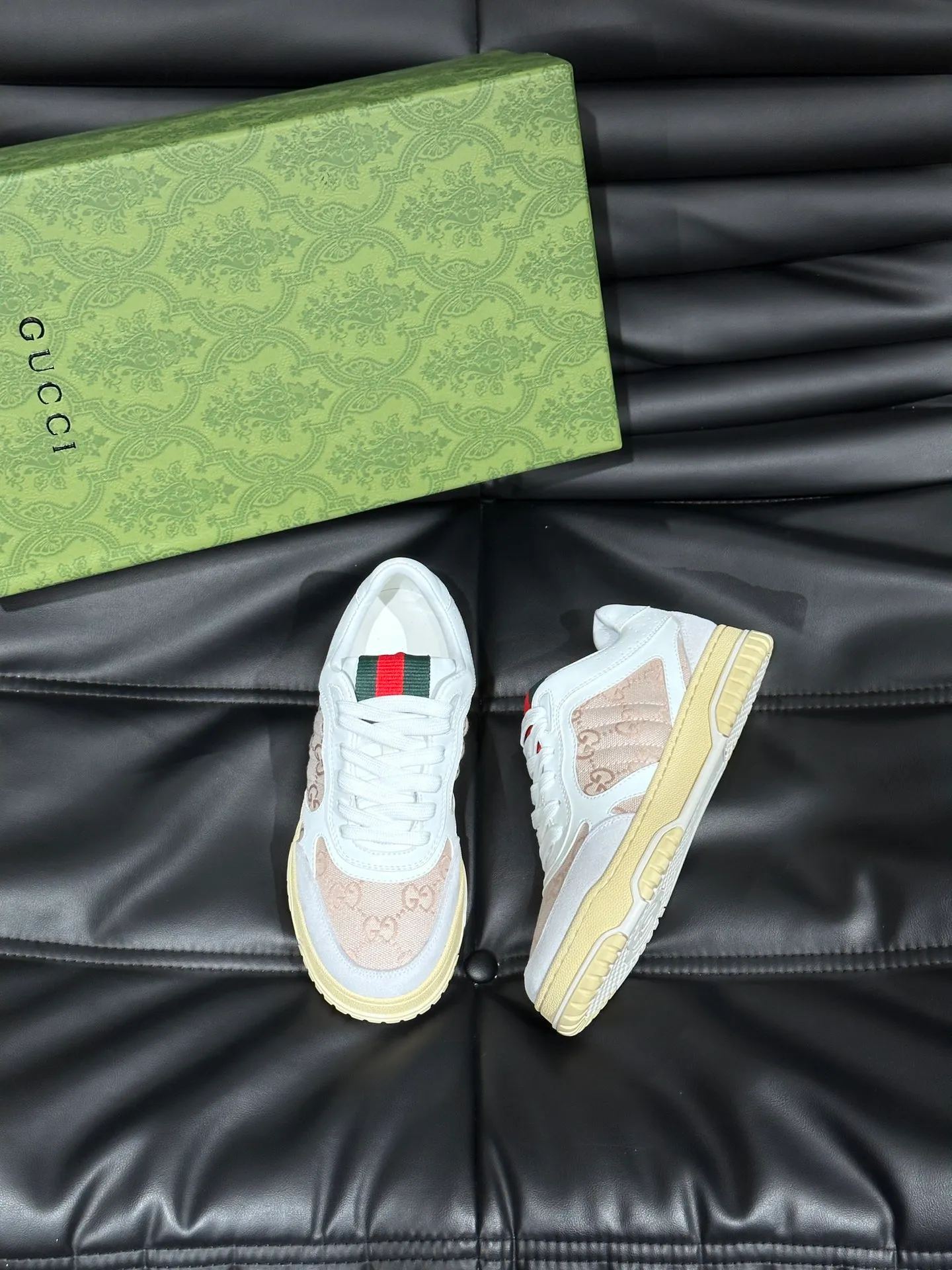 p480 Men's Men's Shoes Gucc*Gucci Re-Web series👫Couple's webbed leather sneakers, as the first sneakers created by Sabato De Sarno for Gucci, the Re-Web series reinterprets the brand's classic stripes, and sets off the modern silhouette design with bold and unique details. This shoe is crafted from iconic classic GG canvas and white leather. This new sneaker is ingeniously decorated with many of the brand's classic details, and is equipped with a bright red and green webbing tongue, which will make people fall in love at first sight. Yuan Size: Female 35-40 Male 39-44 (can be customized to 45, 46